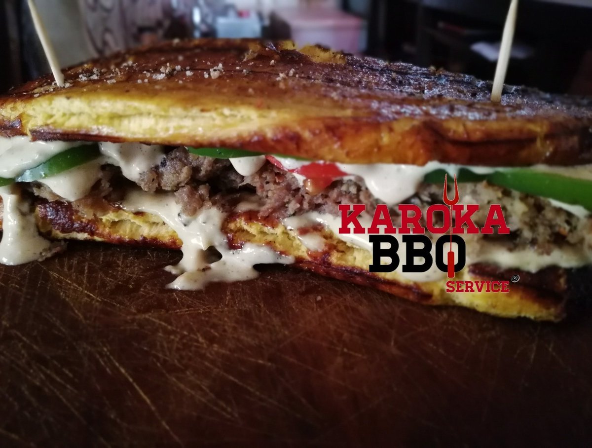 Karoka237's tweet photo. CAMBURGER 😋😋.
#YOUNEEDIT #CAMBUGER #KAROKABBQSERVICE #KAROKABBQ #KAROKABBQTRAITEUR #JUNKFOOD #FOODGENIUS #SPLENDIDEATS #GRILLADDICTS #KARAOKE #YAOUNDÉ #CAMEROUN #CAMDOG https://t.co/d2URPJ5BN3