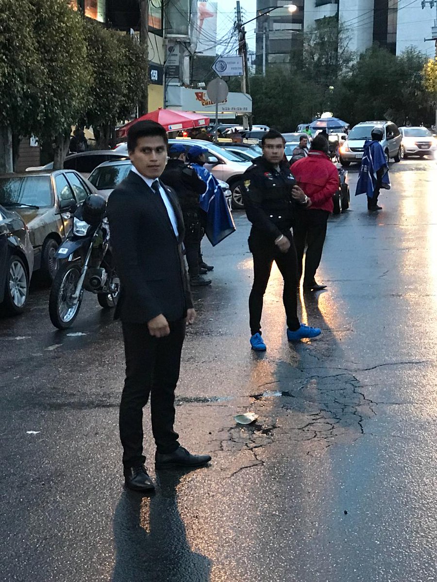 cuajilegal's tweet photo. Operativo de liberación de vialidades en Av. STIM, por parte de la Dirección de Gobierno con personal de @Cuajimalpa_DSP https://t.co/d92bSxBT1L
