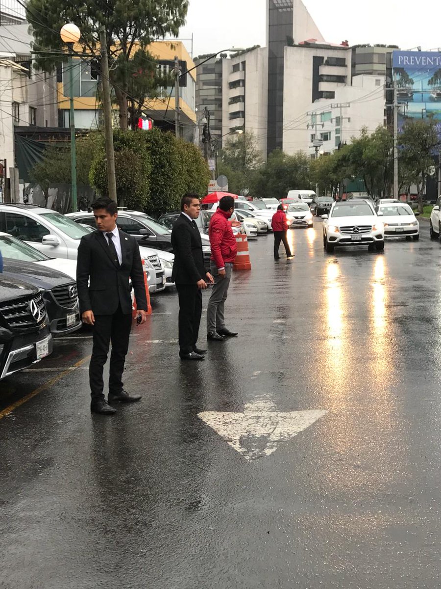cuajilegal's tweet photo. Operativo de liberación de vialidades en Av. STIM, por parte de la Dirección de Gobierno con personal de @Cuajimalpa_DSP https://t.co/d92bSxBT1L