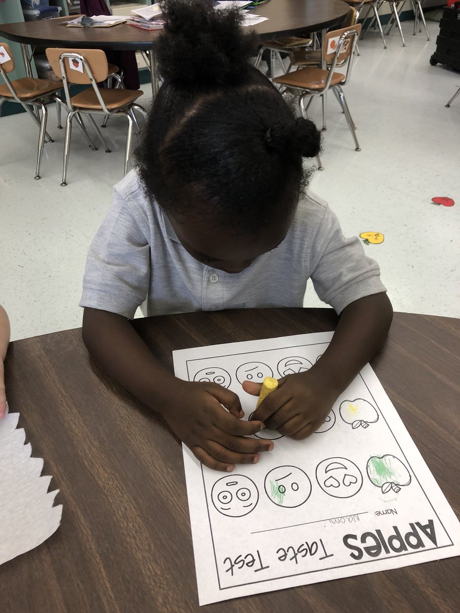 amsforjams's tweet photo. PreK’s apple investigation. Ss ised their 5 senses to determine attributes of different types of apples. #iresprek #vcsprek https://t.co/RFjA3POjp5