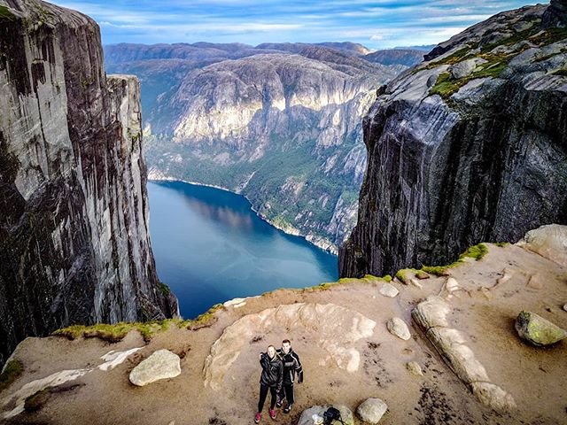 Outside is a wonderful place to be. 🤘🏼🌎❤️#dronephotography #kjerag #norway #hikinggirl #hikingtrails #hikingtheglobe #hikingadventures #hikeoftheday #nature_captures #natureholic #neverstopexploring #droneadventures  ( #📷 @julifferful )