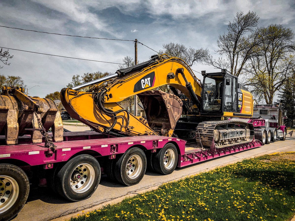 mgicorp_'s tweet photo. Gearing up to finish this week off right. #Construction #HeavyEquipment #FloatService #BigRig #Excavator #SkilledTrades #Demolition #HeavyDuty #Careers #Trucks #Caterpillar #Trucking #ConstructingHistory #mgicorp https://t.co/ICjj4DD2UV