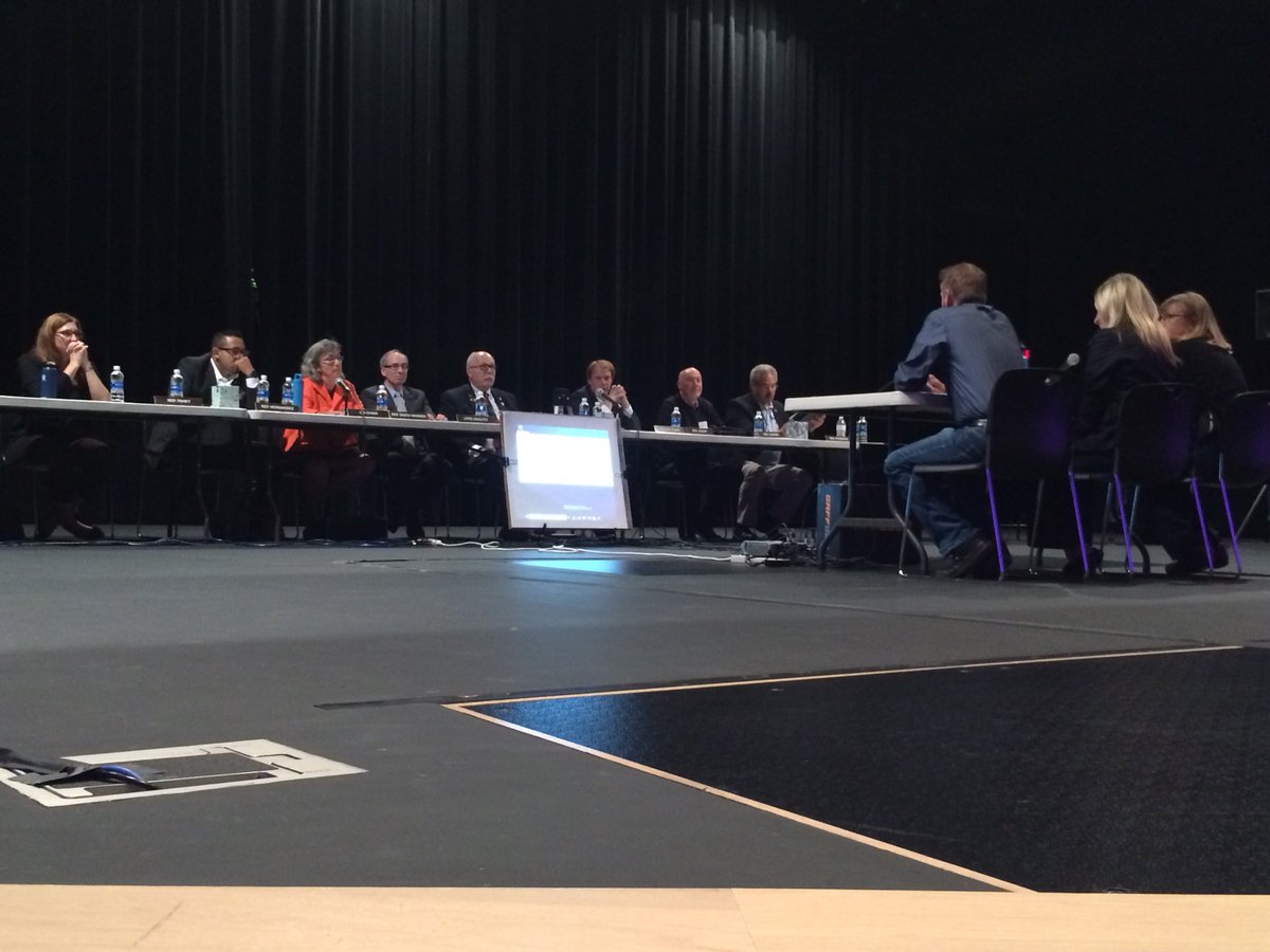 OregonSuccess's tweet image. Public hearing at Ridgeview High School in Redmond is now underway