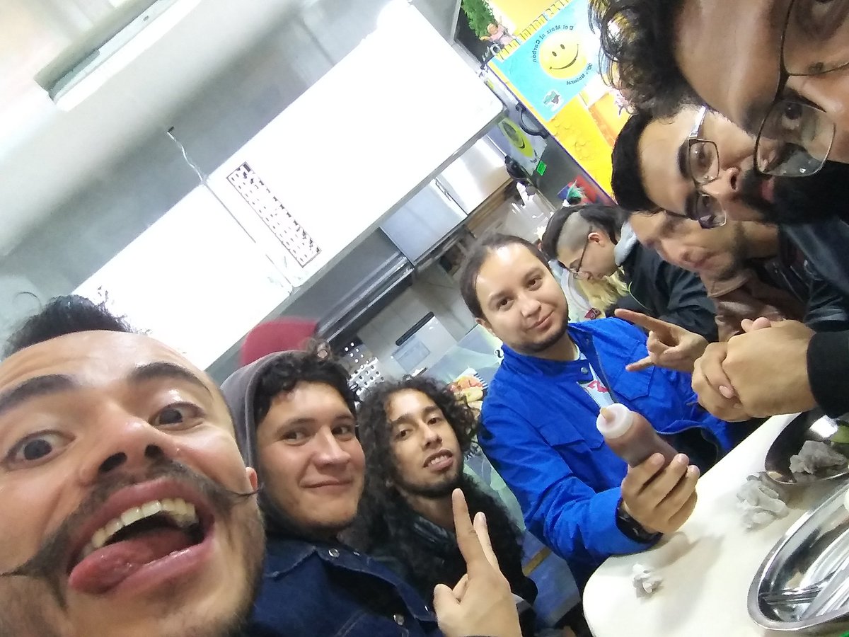 AlolAMelon's tweet photo. Entrándole a las #arepas con la @Vodkanera y @DJChiflamicas https://t.co/UowHwvNAz7