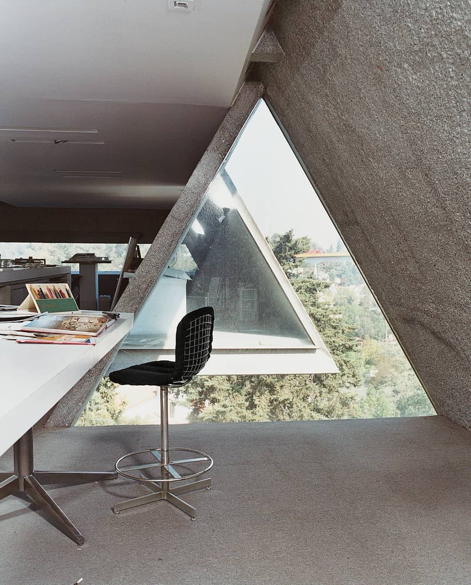 airtyper's tweet image. Would this be the perfect workspace for fighting procrastination? 🤩💯 #MinimalWorkspaces #AirtypersDesk

📸: IG @minimalsetups