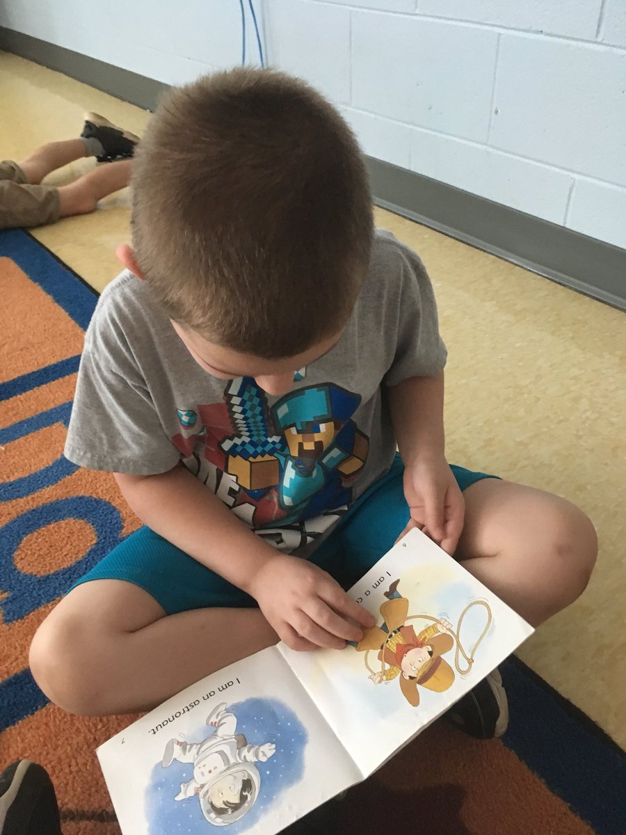 MrsNicoKdg's tweet photo. Fostering a love of reading is one of my favorite things about being a teacher. So excited for my students to begin reading independently today! They even did a great job telling about their books afterwards! #readingthepictures #readtoself #soexcitedtofindsightwords @WTBobcats https://t.co/g8MePATANB