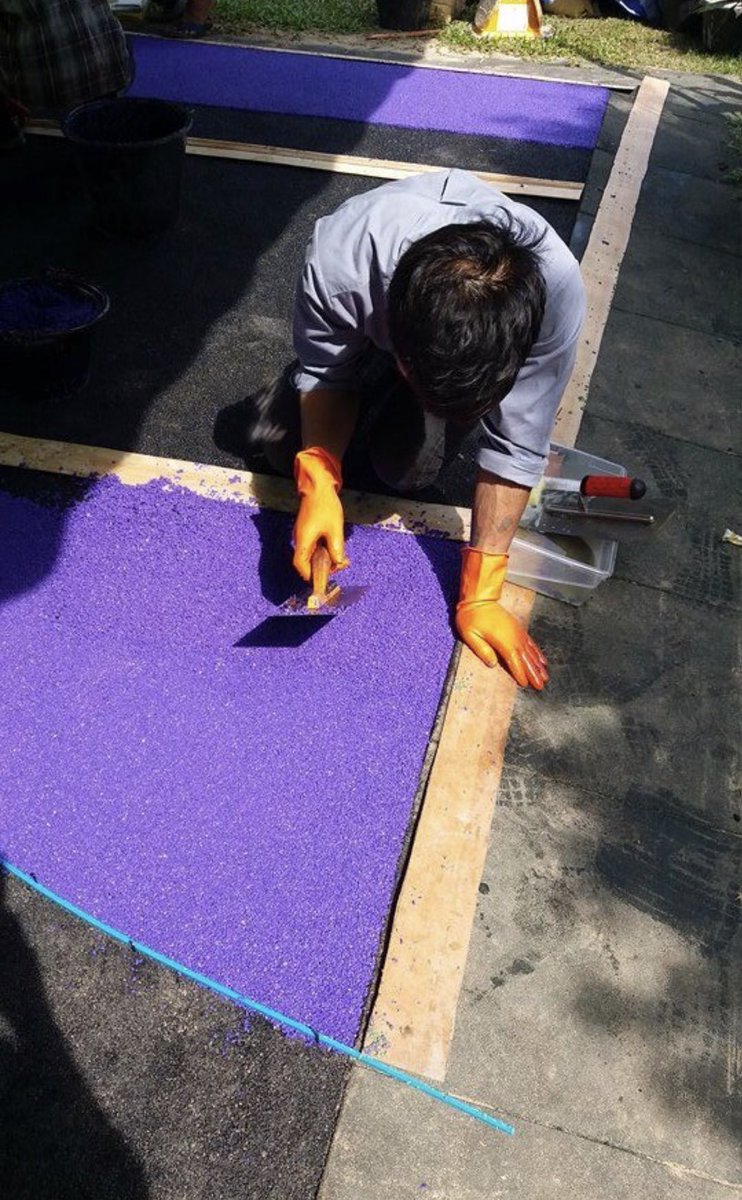 Mandyjiang7's tweet photo. Installation of epdm rubber surface :) #yayuntan #yayuntanepdm#epdm#wetpour#playgroundfloor#rubberfloor#kidsplay#pouredinplacerubber https://t.co/7Kk60vOpVn
