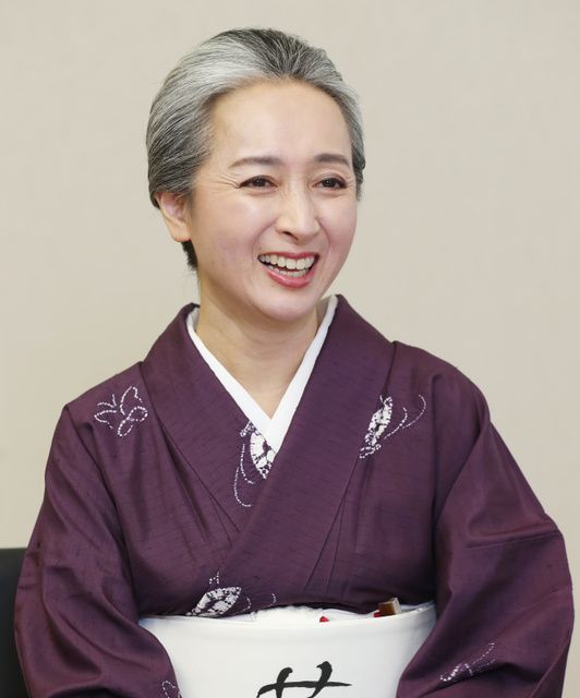 グレイヘア 白髪を染めない生き方が話題