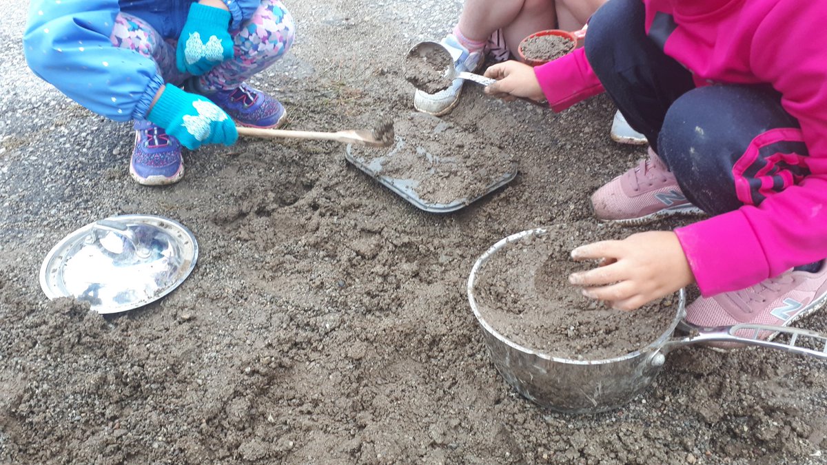 FDKroom2's tweet photo. Learning together @WoodlandParkPS in our outdoor mud kitchen. https://t.co/Sny2uVeGOk