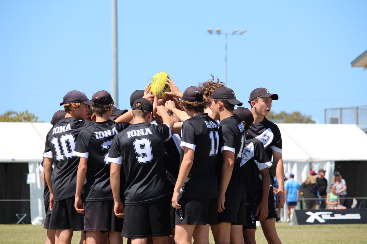 SportIona's tweet photo. This team is flying the Iona flag really high. https://t.co/t8Tgc7BPFW