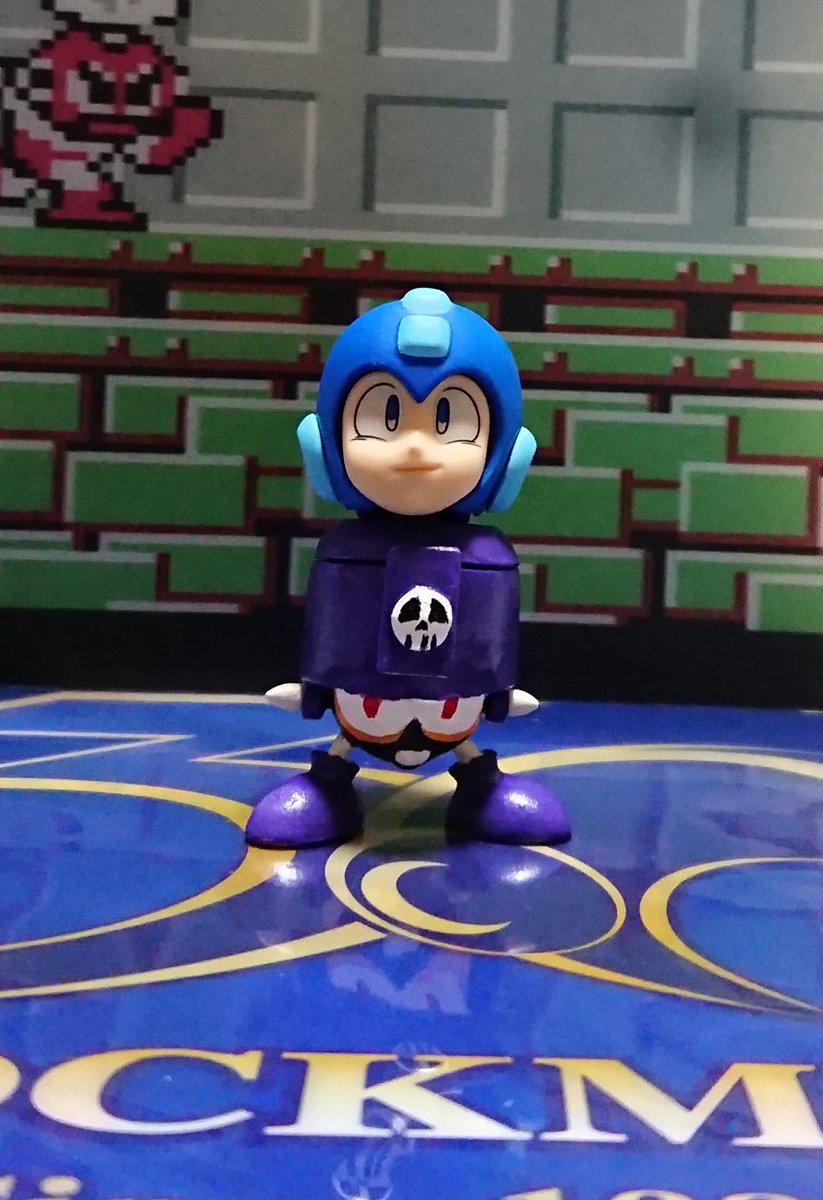 ロックマン　貯金箱 なにか足らないと思ったので、ゲーム同様、頭に生首を置いてみました