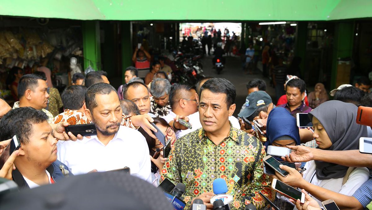 Pagi ini <a href="/Amran_Sulaiman1/">Andi Amran Sulaiman</a> bersama kepala <a href="/PerumBULOG/">Perum BULOG</a> melakukan sidak ke pasar PD Kramat Jati, supply dari PIBC terbilang sangat baik