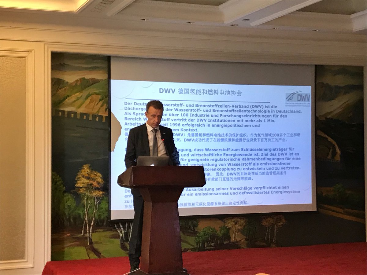 #DWV Präsident Diwald präsentiert im Austragungsort der olympischen #Winterspiele in Zhangjiakou, China die Schlüsselrolle des #Wasserstoffs für eine erfolgreiche #Energiewende.