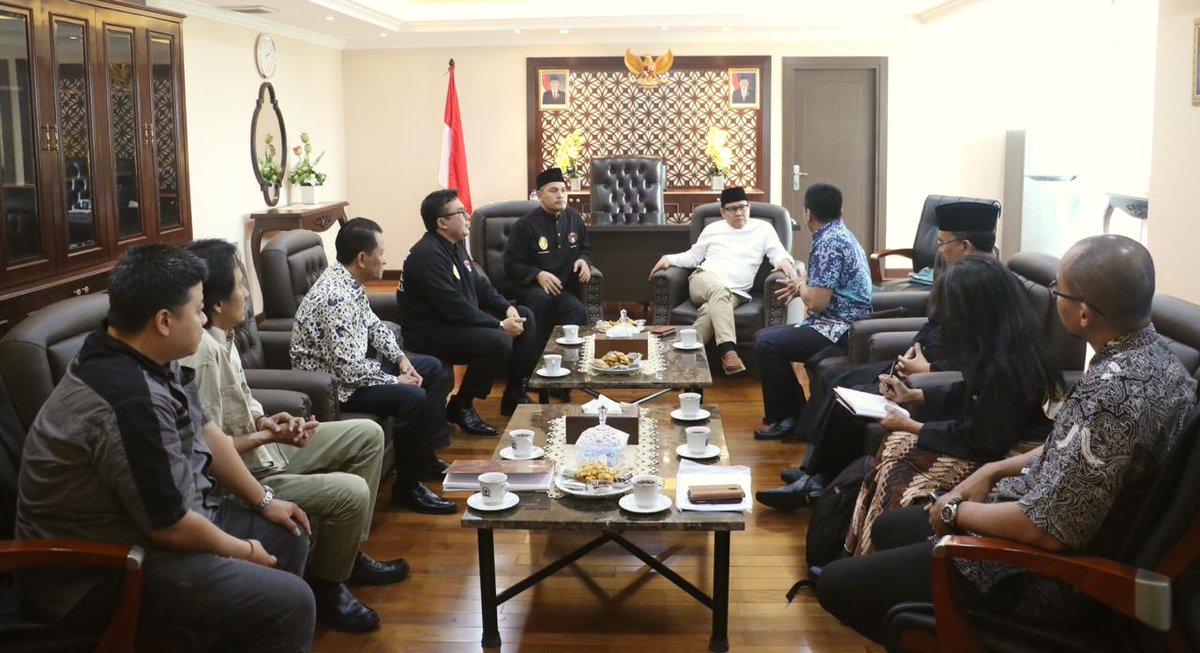 Wakil Ketua MPR RI <a href="/cakimiNOW/">A Muhaimin Iskandar</a> menerima kunjungan Federasi Beladiri Profesional diruang kerja Pimpinan MPR RI Senayan. Kunjungan tersebut dlm rangka persiapan Acara Silat Bebas Indonesia yg digelar pada November 2018.