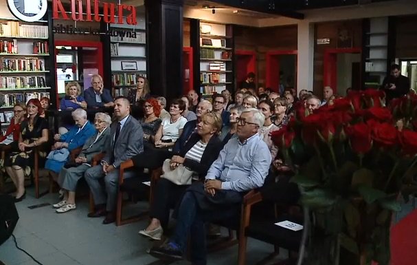 redakcjaTTM's tweet photo. Rumska Biblioteka Publiczna obchodzi w tym roku swoje siedemdziesiąte urodziny. Gratulujemy pięknego jubileuszu i owocnej pracy 😀💐 🥳 https://t.co/JYdSr8dpr6 @BibliotekaRumia https://t.co/TAzMAYcC6B