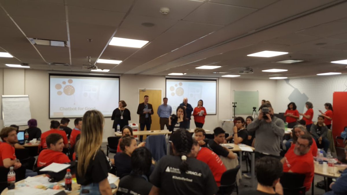 FlorezStutz's tweet image. Otra edición de #ChatBotforGood junto con @FundacionJAA @ORCLCitizenship y un grupo de estudiantes de escuelas publicas de CABA. Todos juntos programando el futuro