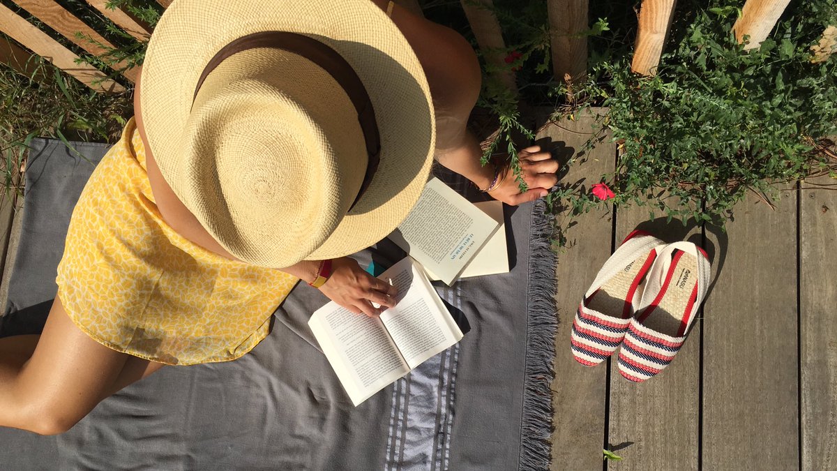 Bon #VendrediLecture à tous ! (et chez nous c’est encore l’été...☀️)