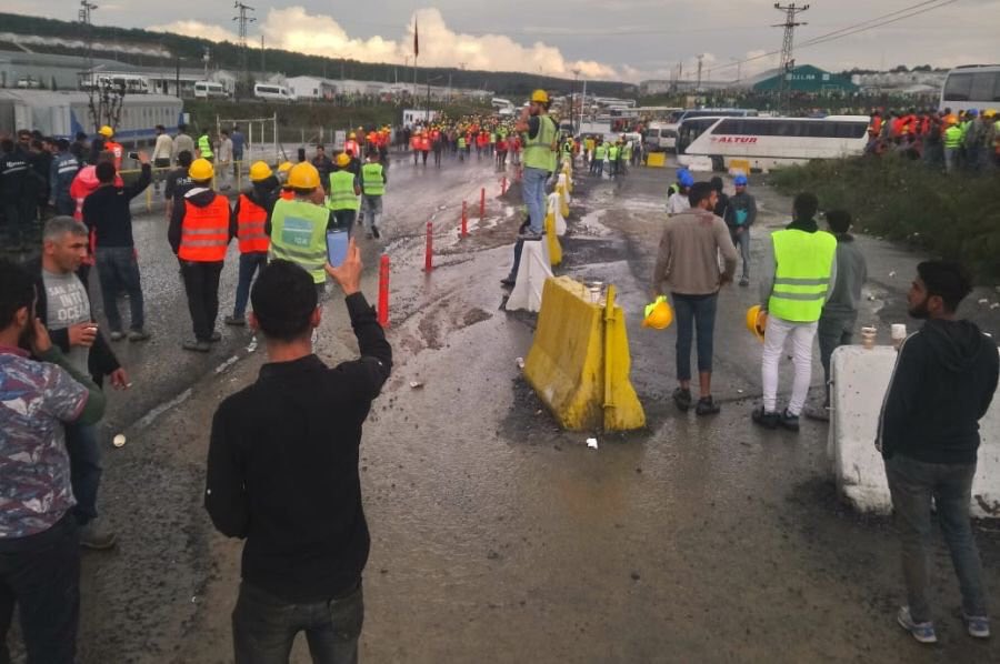 nazimdikbas's tweet photo. Notorious for workplace murders and atrocious working conditions, workers at the construction site of Istanbul's 3rd Airport took action this morning. Government response: Gendarmerie, riot police teams have attacked with water cannons, tear gas, detentions... #ProtestoEdiyorum https://t.co/EzRmAYswkz