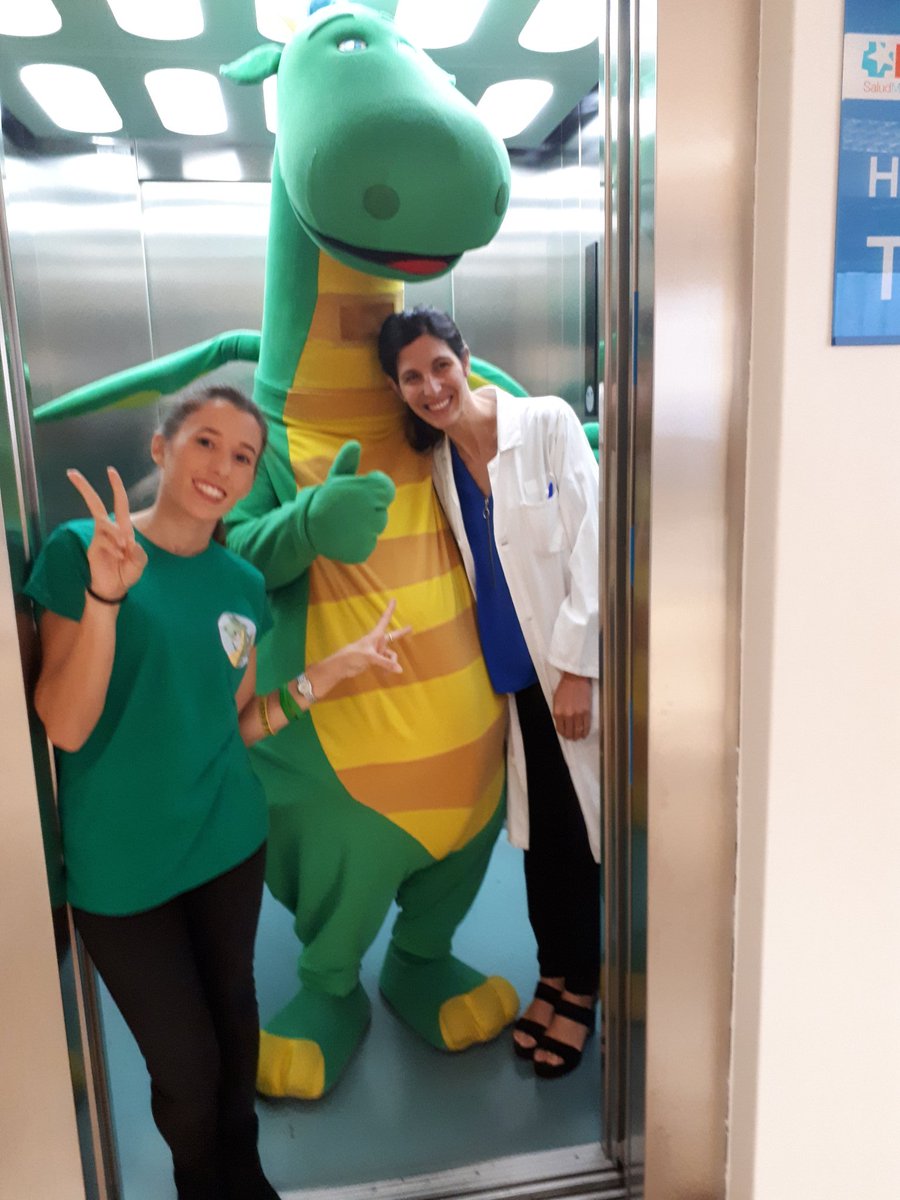 MacarenaVivarL's tweet photo. Hoy visita el #hospitalinfantasofia un paciente muy especial Mon el Dragón @babyradio @a3tresmedia niños y mayores Le han saludado con estusiamo. Gracias! #humanización https://t.co/D5ErqxgDb0