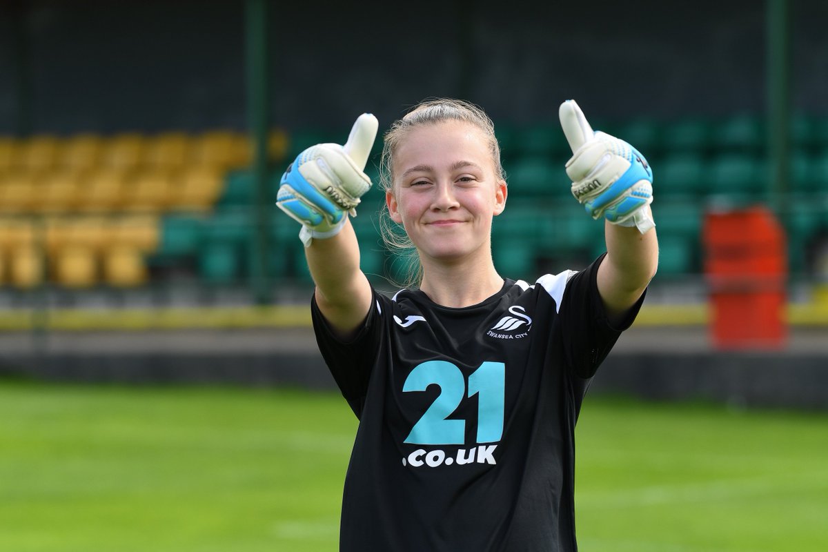 SwansWomen's tweet photo. 👍 Smile, it's Friday! https://t.co/oi0KDNGzfX