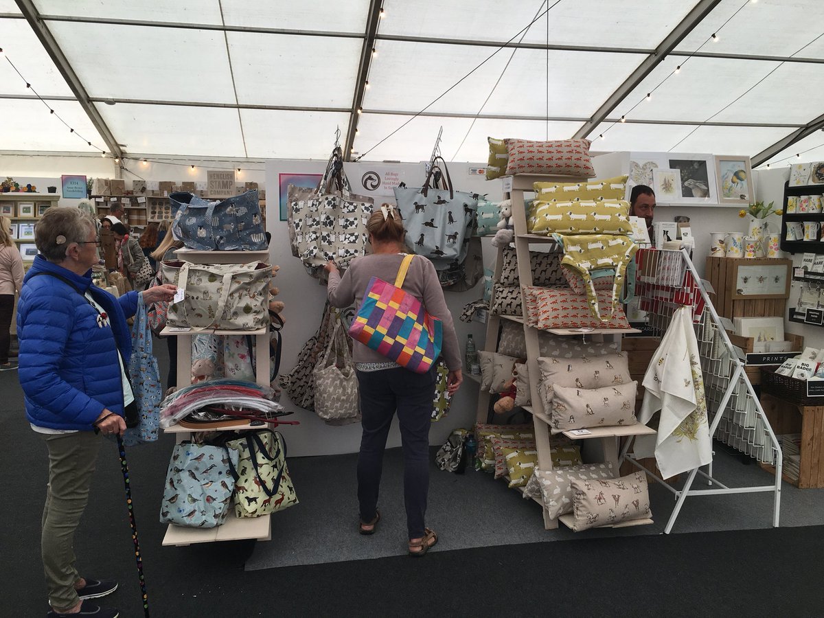 Country Bags and Moore tweet media