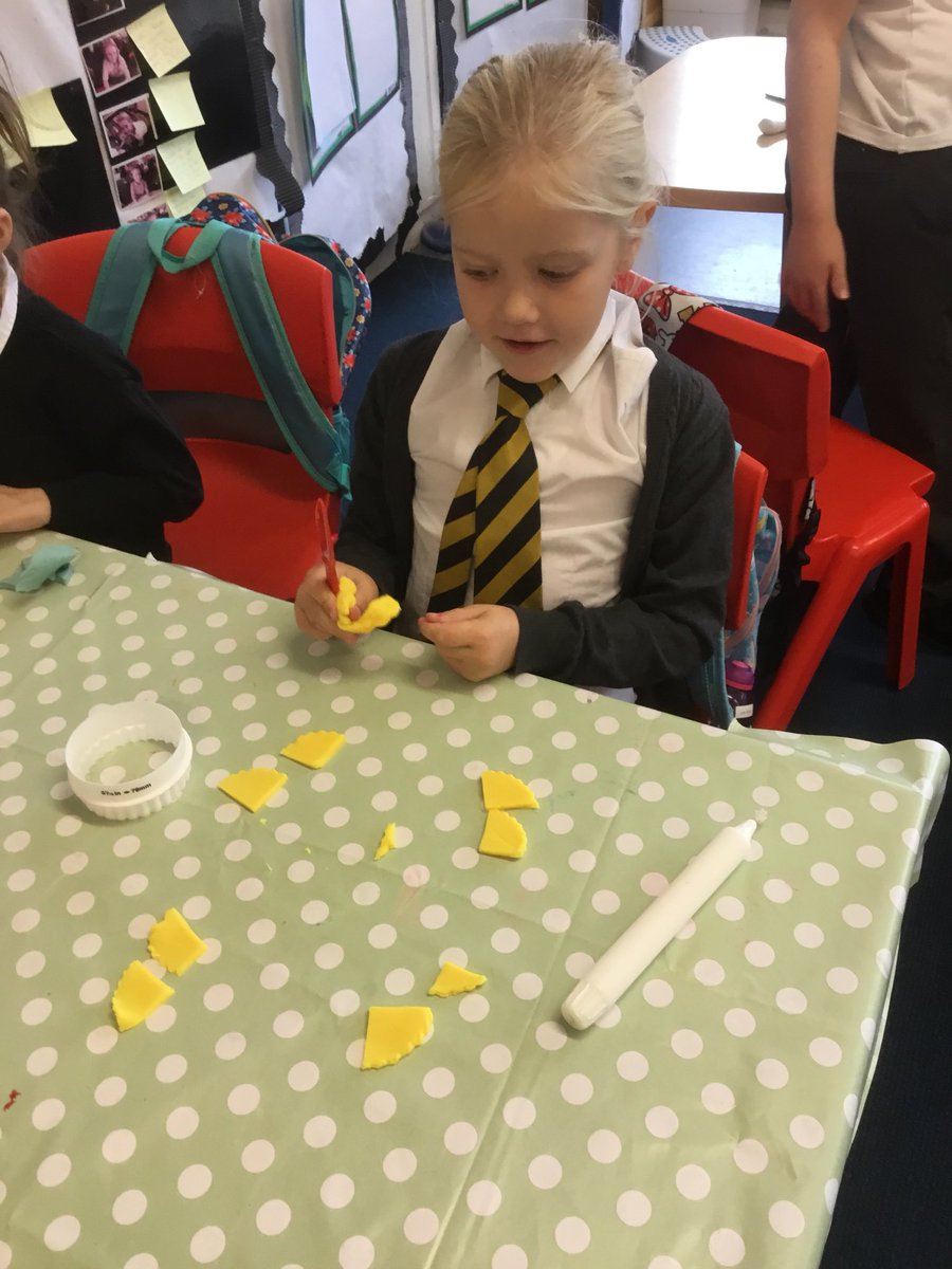 neilston_madras's tweet image. The infants playing iPad fractions, building halves and quarters and cutting play dough fractions. #SupportiveSiblings #MathsWeekScot #FridayFractionsFestival @MathsWest @MathsScot