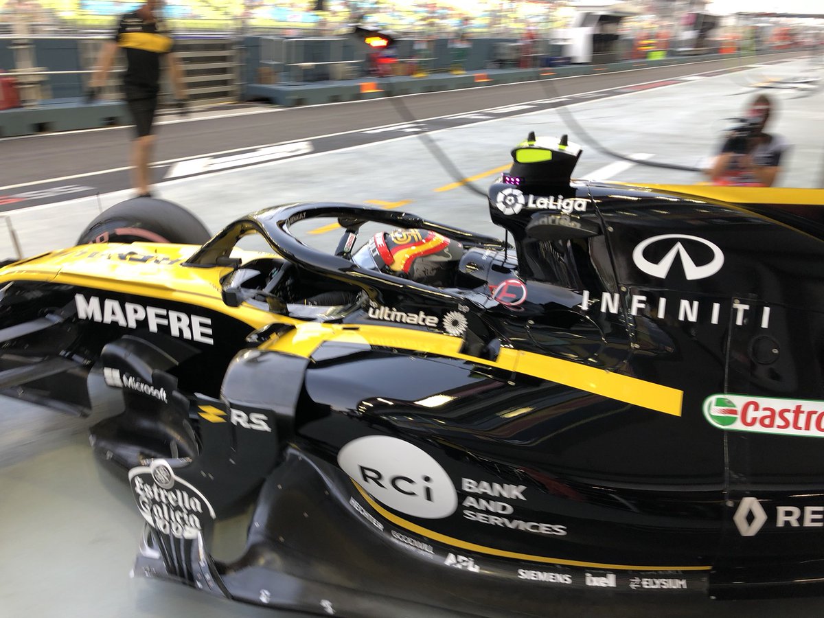 AlpineF1Team's tweet image. Carlos wants to play too. We let him, we want to use his fans in the garage. 

#RSspirit #SingaporeGP #FP1
