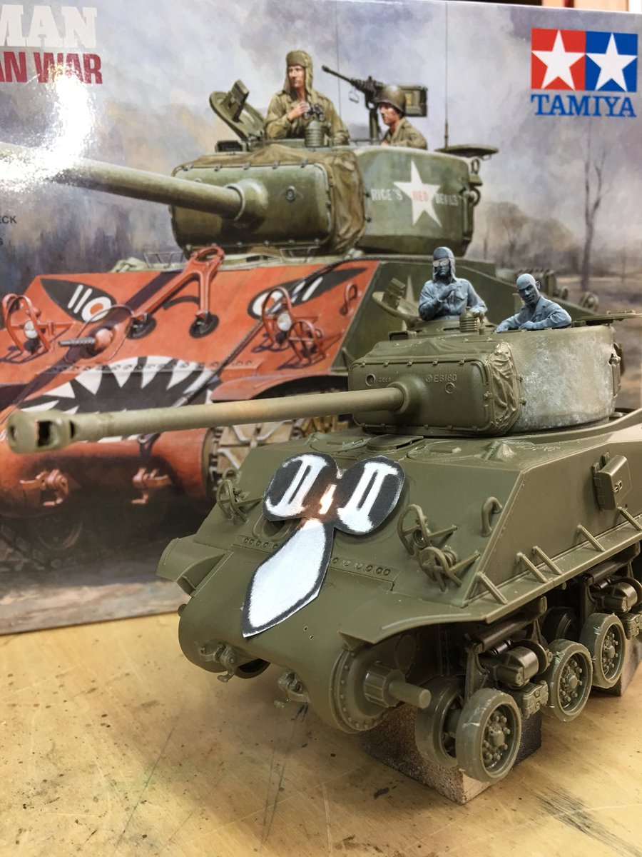 doidaiku's tweet photo. タミヤ M4A3E8(朝鮮戦争)は、ほぼ組立完了です。
で、赤い悪魔を赤いトシちゃんな感じで作ろうかと思案中。
で、戦車兵は #SWASHDESIGN のサングラスとタバコでトシちゃんに。
きんどーさんは、ホーネットのたらこ唇笑顔ヘッドで。
しかし、それっぽく塗れるかが問題。
#マカロニほうれん荘 https://t.co/yuYCH0QU30