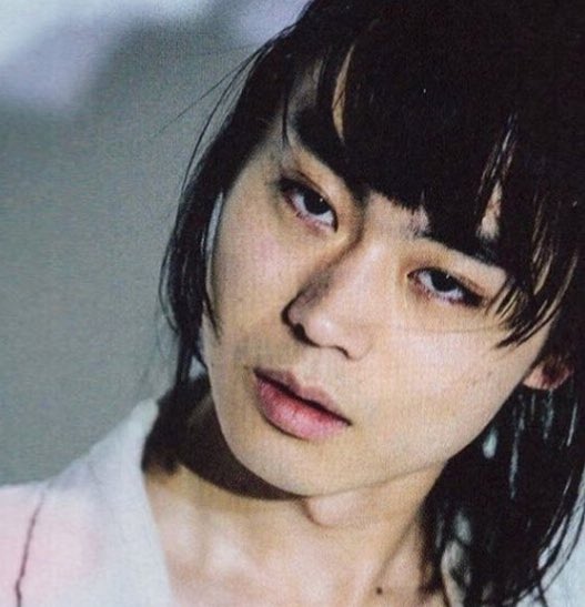羊 Twitterren 菅田さんの 見下し流し目 と 三白眼の目つき鋭い上目遣い はとてつもなく性的というか官能的というか睨まれているみたいだからとてもぞくぞくさせられる あと目つきが悪いのに唇はふっくらしてて中性的な印象の艶めかしさがあるのが最高なんです