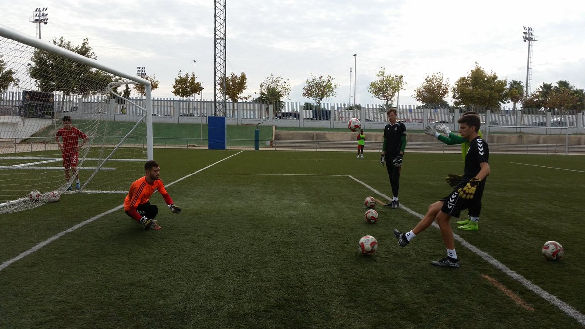 CDTorrevieja's tweet photo. 📷 |

🙌⚽ Nuestro entrenador de porteros @cristianperezl pone la puesta a punto de la portería Salinera.

#CDTorrevieja #AdelanteTorrevieja 💪 https://t.co/QJHUtr4N4u