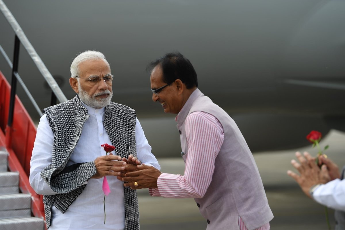 प्रधानमंत्री श्री <a href="/narendramodi/">Narendra Modi</a> का इंदौर आगमन पर मुख्यमंत्री <a href="/ChouhanShivraj/">Shivraj Singh Chouhan</a> ने विमानतल पर आत्मीय स्वागत किया।