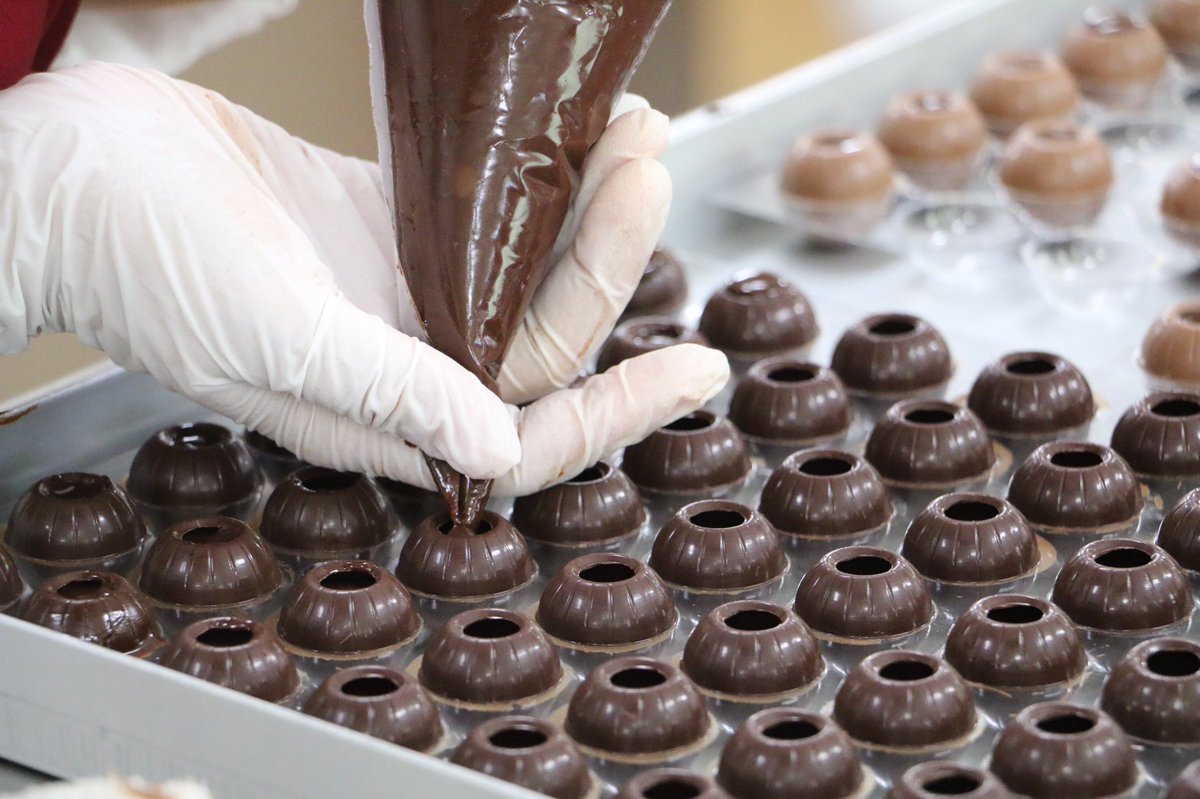 神戸製菓専門学校 公式 Twitterren 製菓本科2年生 ゼミ祭準備中 ショコラゼミがチョコレート細工を組み立てています ツッコんでいるように見えますが 笑 風を送って乾かしています これは作品の一部 同時にボンボンショコラの試食の準備も進んでい 神戸製菓専門学校 公式 Twitterren 製菓本科2年生 ゼミ祭準備中 ショコラゼミがチョコレート細工を組み立てています ツッコんでいるように見えますが 笑 風を送って乾かしています これは作品の一部 同時にボンボンショコラの試食の準備も進んでい