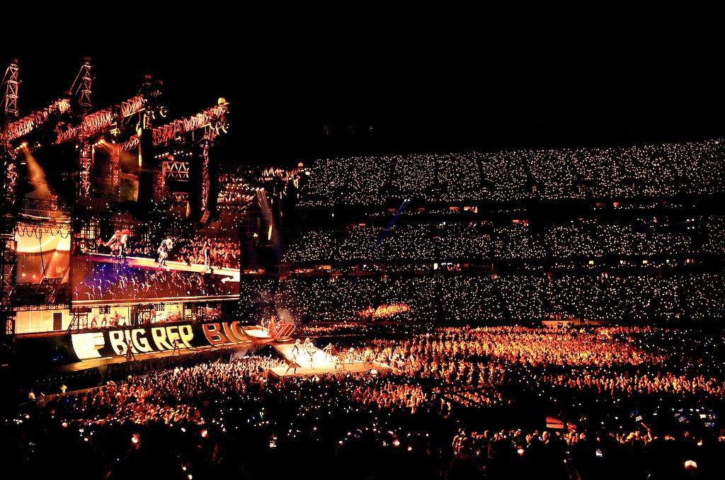 _ricochetswift's tweet photo. This tour is beyond iconic for it not to win so c'mon Swifties let's all vote for @taylorswift13's reputation Stadium Tour for Tour of the Year at the 2018 #AMAs https://t.co/FJafuA99pb