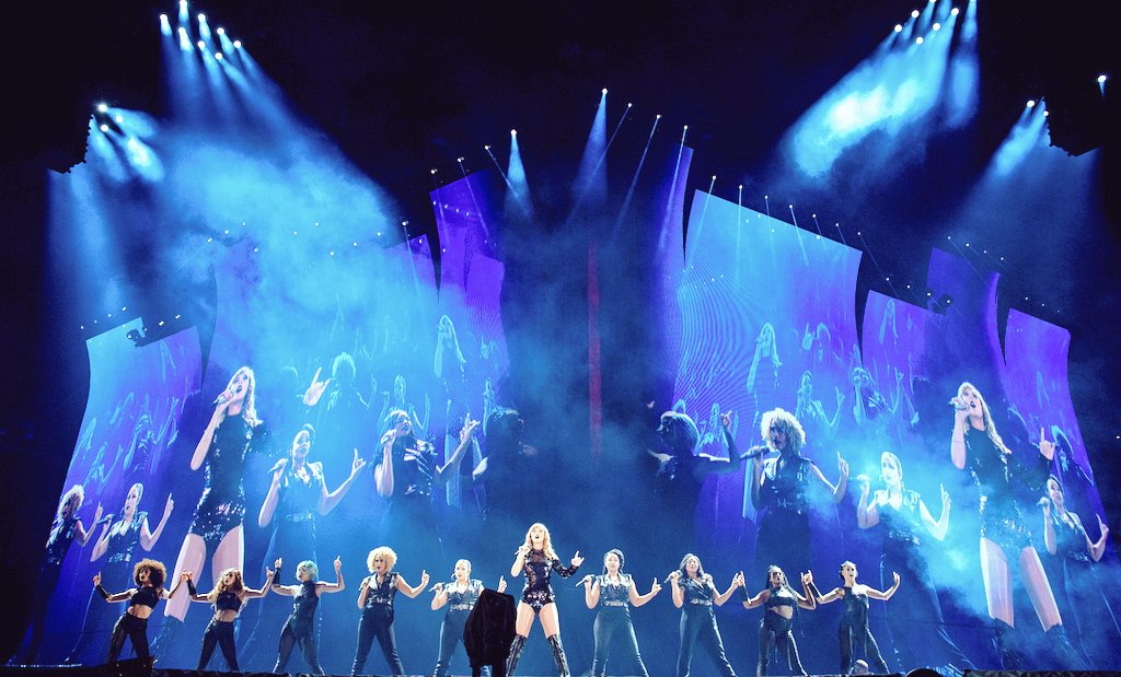 _ricochetswift's tweet photo. This tour is beyond iconic for it not to win so c'mon Swifties let's all vote for @taylorswift13's reputation Stadium Tour for Tour of the Year at the 2018 #AMAs https://t.co/FJafuA99pb