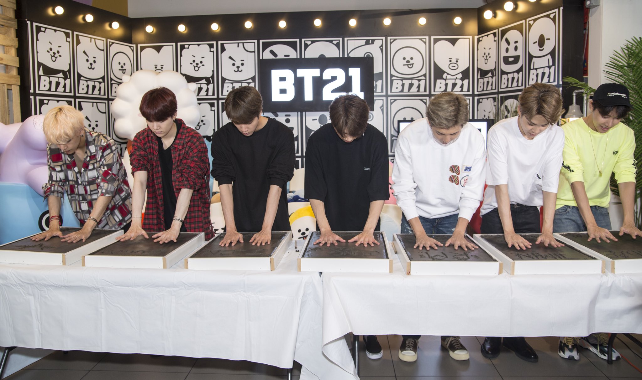 [Picture] BTS at Line Store in Hollywood LA 180911 [180920]