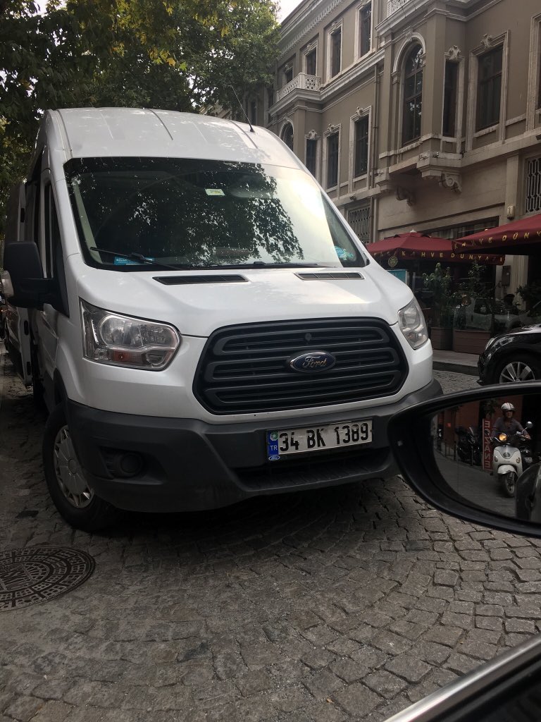MadMenSports's tweet photo. @EmniyetGM @radaristanbul Akaretler’de dun saat 14:30 civari. 34 BK 1389 plakali arac yasak ve EDS ceza sistemi olmasina ragmen dakikalarca Sair Nedim Cad. ve Sinan Pasa Kopru sokak kosesinde mal indirdigi icin trafigi felc ediyor! https://t.co/AJ4GSQOaDT