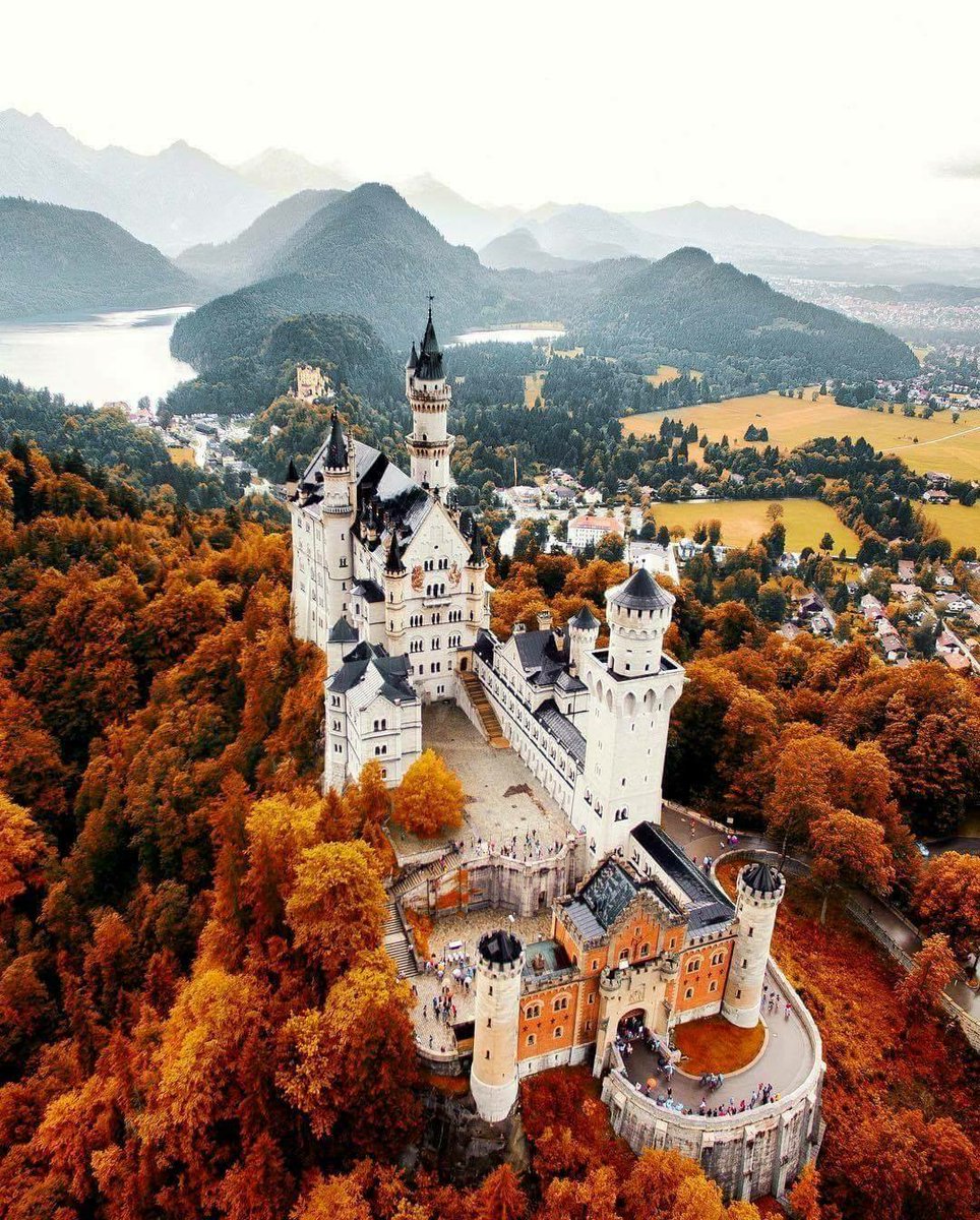 JetPinkVacation's tweet photo. Germany is beautiful in the fall!  Great availability at highly discounted prices right now.  Login to https://t.co/rDVyIAtCqx to book your week!  #travel #giveback #Germany https://t.co/P1tOiZr31j