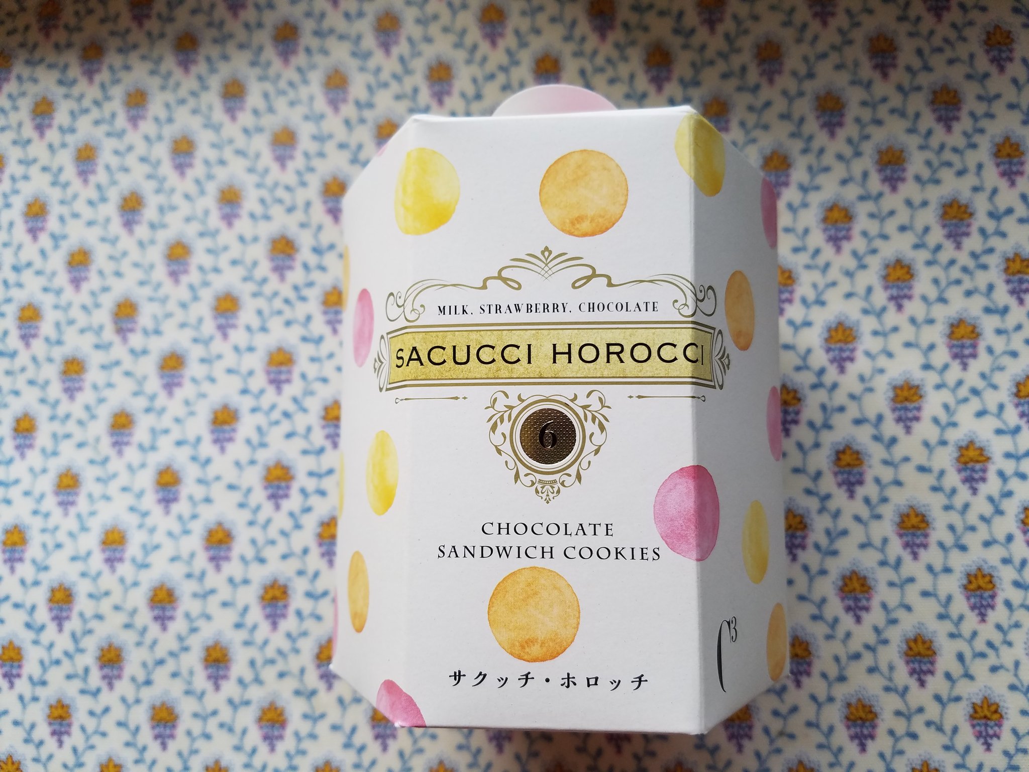 Roseparis シーキューブさんのケーキは そんなに好みではないのですが こちらの焼菓子 サクッチ ホロッチ は ホロリとした食感と ミルク ストロベリー チョコレートのクリームが美味しかったです ボックスもかわいいので お土産に良いかも