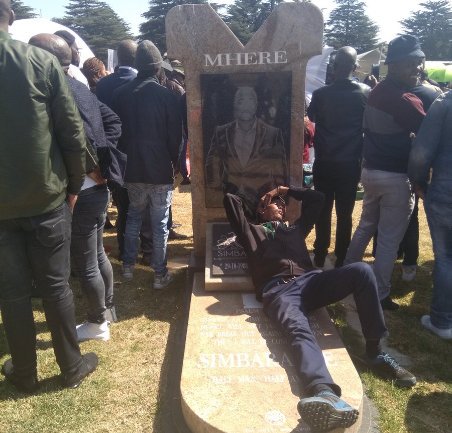 berryndumiso's tweet photo. 🤣🤣🤣🤣😂😂😂😂🤣🤣
@skhumbi yibeer or intsango eyenza so 
#FeelGoodFriday https://t.co/nTCFqePv3z