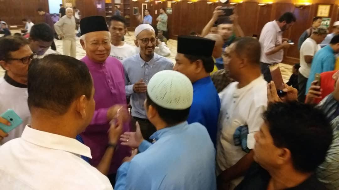 NajibRazak's tweet photo. Menunaikan solat Jumaat di Masjid Ar-Rahman PWTC tadi , Jumaat pertama bagi tahun 1440 Hijrah . Semoga amal ibadah kita diterima dan diberkati Allah SWT . https://t.co/rirqzo4nuQ