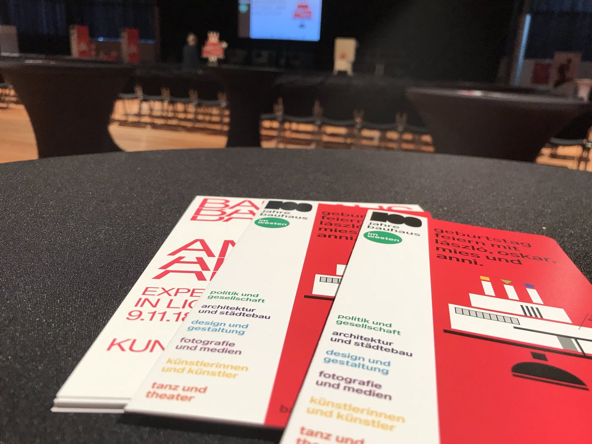 #Heute geht es weiter mit unserem Live-Blog! Das Team teilt sich in die parallel laufenden Sektionen auf: #Gesellschaft, #Gestaltung &amp; #Kultur. Die Beiträge der gestrigen Sektion "#Demokratie &amp; #Architektur" von #bauhauswow #nachlesen unter: bauhauslvr.hypotheses.org