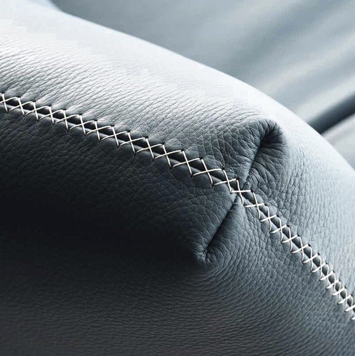 Vanaf morgen is het zover.....
In de Select Store bij <a href="/van_waay/">Van Waay Interieurs</a> interieurs onthullen wij het allernieuwste model ‘Devon’ van Leolux
Helaas nu maar een detail, maar het is echt een prachtig gedetailleerde bank👌
Kom hem morgen zelf ervaren!