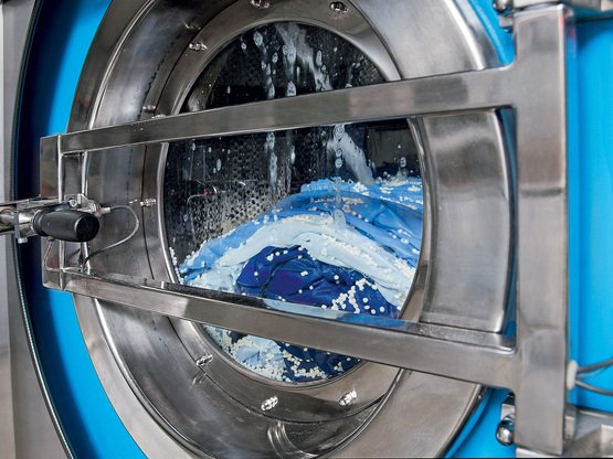 BASF_ES's tweet photo. Poner la #lavadora conlleva un gasto de agua y energía que podría reducirse a la mitad gracias a la #química de las nuevas perlas de polímero. Así funcionan: https://t.co/qxS2H4MhrN https://t.co/RyoMGxxcg9