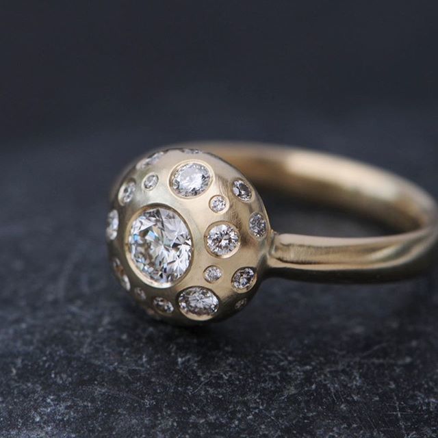 williamwhiteart's tweet image. All white diamond button cluster ring in gold.
#diamondsetting #flushsetting #diamondengagementring #diamondring #clusterring #williamwhitejewelry ift.tt/2xbTCMM