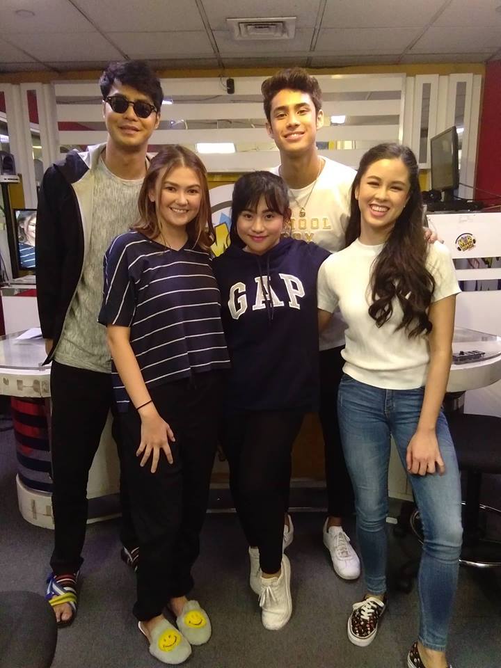MORentPH's tweet photo. Happiness overload talaga ang hapon dahil live na live sila Zanjoe Marudo, Angelica Panganiban, Kisses Delavin, at Donny Pangilinan dito sa #PlaylistMo with @iamevaronda!
Watch live via https://t.co/P9Y86MBL49 o sa https://t.co/pDOemwGIDU! https://t.co/YvSfskgjpn