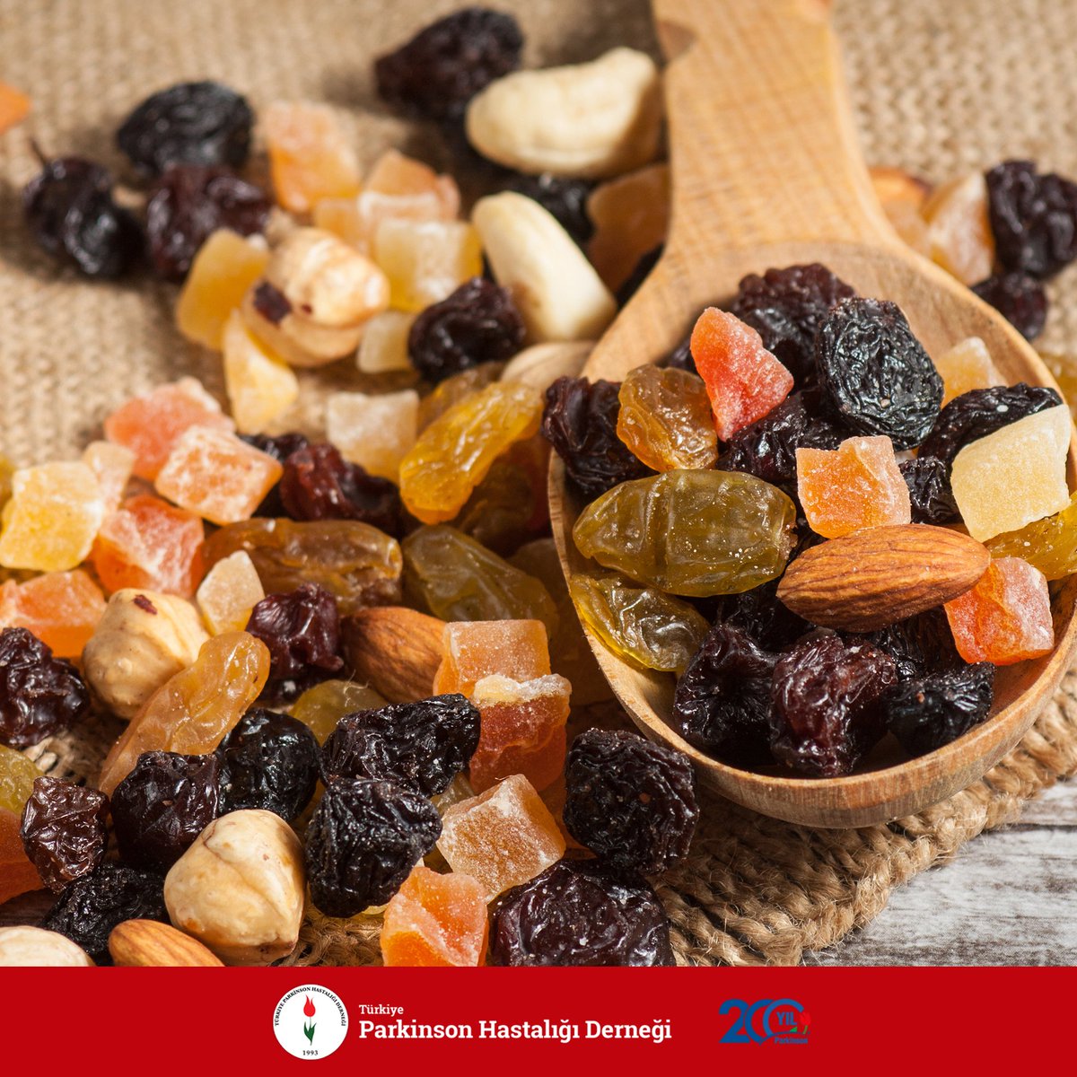 Özellikle lifli besinlerden zengin gıda alınması (ilave olarak sabah 1 yemek kaşığı sızma zeytinyağı, kuru erik ve kuru kayısı tüketmek) ve bol su içilmesi (günde 8-10 bardak), karın kaslarını çalıştıran hareketler yapılması ile hastanın kabızlık sorunu giderilebilir.