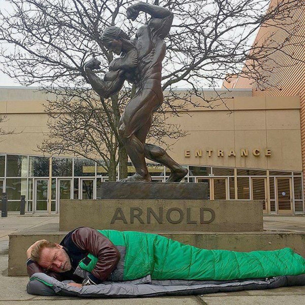 OptiMet1's tweet photo. Arnold Schwarzenegger sleeps under his own statue https://t.co/57jVOXourG https://t.co/fdJNojyKh1