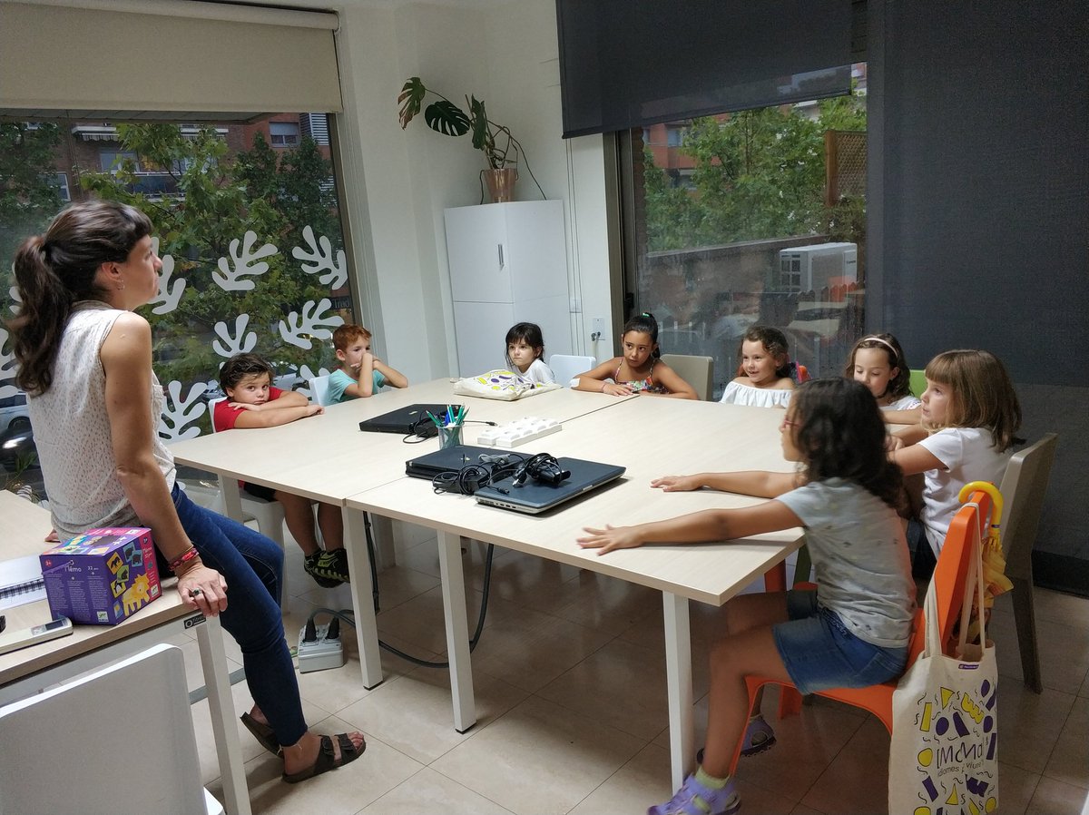momanewschool's tweet photo. Ens encanten els primers dies de classe: retrobaments, alumnes nous, professors nous, i sobretot, explicar com han anat les vacances!
#momanewschool #momastudents #momateachers #metodemoma #wearemoma #manresa #aprenentatgeperprojectes https://t.co/ru8nCd9gNx
