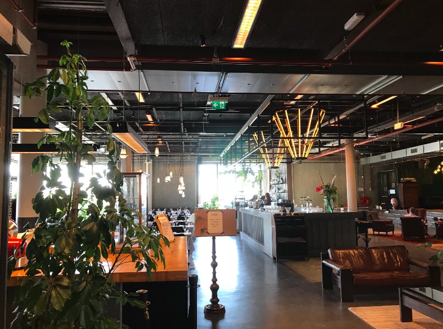 codecentric_nl's tweet photo. Gisteren stond er een druk programma op de planning. We kregen een leerzame workshop over het schrijven van een blog, een rondleiding door ons creatieve #workspace in B. Amsterdam en sloten de dag af met een heerlijk diner!
#knowledgesharing #codecentricculture #devthursday https://t.co/3GGwRVH7ih