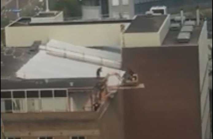 Werken op hoogte, #Veiligheid met spanbandje... @InspectieSZW legt werk stil bit.ly/2p4gLwO